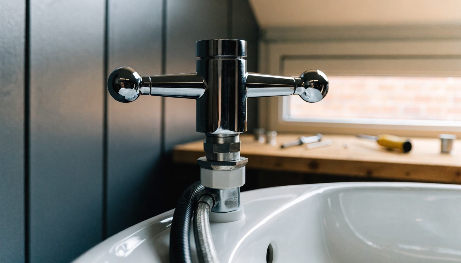 Mitigeur de lavabo et ses flexibles, illustration