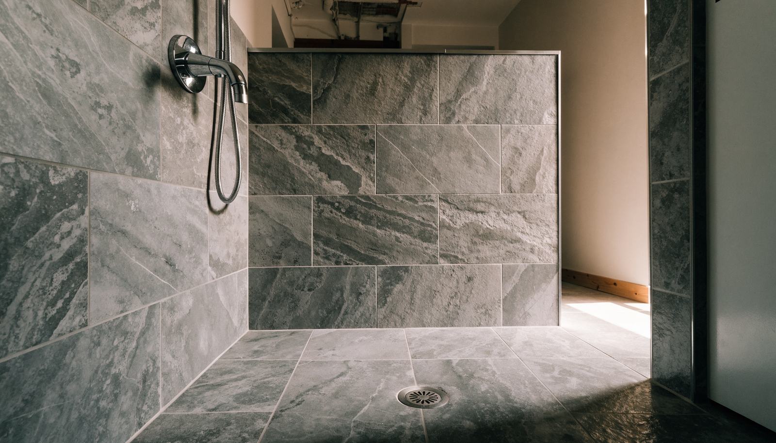 Douche à l'italienne carrelée, illustration